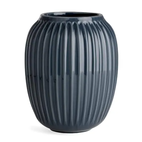 Kähler Hammershøi Vase H21 cm - Elegante anthrazitgraue Steingutvase - Vasen - Stilvolle Hammershøi Vase aus Steinzeug, 21 cm hoch, mit weicher anthrazitgrauer Glasur, perfekt für ein modernes Zuhause.
