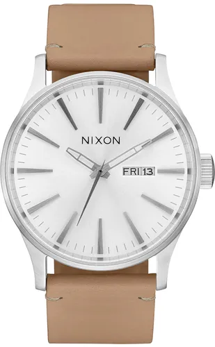 NIXON SENTRY LEATHER Uhr all silver/tan - Elegante Armbanduhr mit robustem Edelstahlgehäuse und gehärtetem Mineralglas. Das einzigartige Lederarmband bietet hohen Tragekomfort. Perfekt für den Alltag und besondere Anlässe.