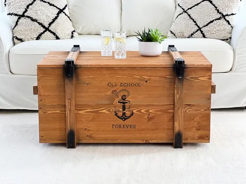 Vintage Truhentisch aus massivem Holz - Eleganter Couchtisch im Vintage-Stil, gefertigt aus FSC-zertifiziertem Massivholz mit praktischem Stauraum und klappbarer Tischplatte – ideal für Ihr Wohnzimmer.