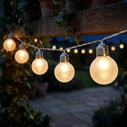 Lichterkette mit 8 LED Glühbirnen - Batteriebetrieben für Innen und Außen - Dekorative Lichterkette mit 8 warmweißen LED Glühbirnen auf 110 cm, ideal für stimmungsvolle Beleuchtung bei Feiern und im Garten. Flexibel einsetzbar und einfach zu bedienen.