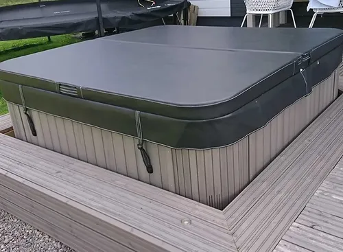Isolierende Whirlpool-Abdeckung – Optimaler Wärmeschutz für Ihren Außenbereich - Whirlpool-Abdeckung für quadratische Whirlpools, Maße: 200 x 200 x 18 cm. Hergestellt aus hochwertigem Polyurethan, bietet sie effektiven Wärme- und Witterungsschutz.