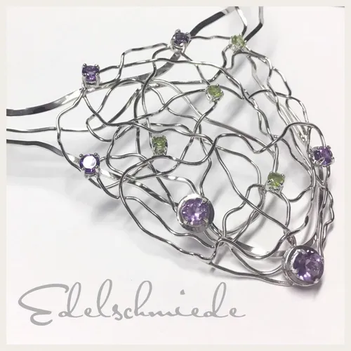 Elegantes Collier 925 rhod. poliert mit Peridot & Amethyst - Unikatschmuck - Hochwertige Halskette aus Sterlingsilber mit einzigartigem Design. Der edle Glanz und die bunten Steine machen sie zum perfekten Schmuckstück für besondere Anlässe.