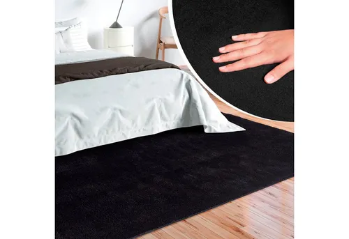 Novel Fellteppich Loft Schwarz 240x340 cm - Rechteckiger Fellteppich in Schwarz, ideal für Fußbodenheizung geeignet und aus 100% Polyester für hohe Hygiene und Langlebigkeit. Perfekt für ein modernes Wohnambiente!