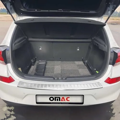 OMAC Ladekantenschutz für Hyundai i30 Kombi 2012-2016 – Edelstahl Chrom - Schützen Sie die Ladekante Ihres Hyundai i30 Kombi vor Kratzern und Stößen. Der hochwertige Edelstahl schützt effektiv und lässt sich einfach montieren – kein Schneiden oder Bohren nötig!
