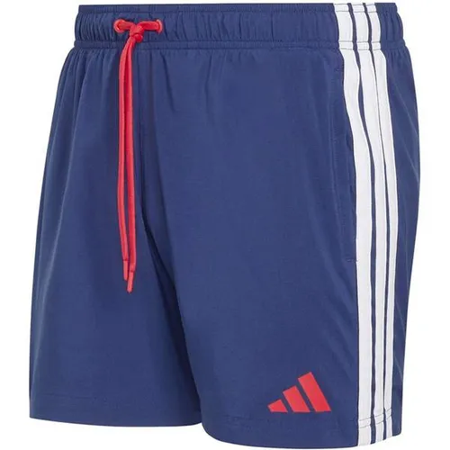 ADIDAS Herren Badeshorts 3-Streifen 5-Inch - Erlebe den perfekten Mix aus Komfort und Stil mit den adidas 3-Streifen Badeshorts. Ideal für Training und Freizeit, überzeugen sie durch schnelltrocknendes Material und sicheren Sitz dank elastischem Bund. Praktische Taschen runden das Design ab.