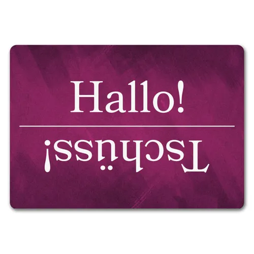 Hallo und Tschüss Fußmatte auf rosafarbenem Hintergrund in lila von speecheese