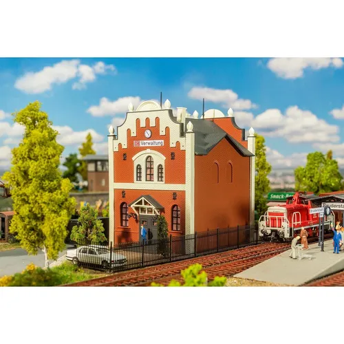 FALLER 191828 - DB-Verwaltungsgebäude H0 - Detailgetreues Modell im Maßstab H0, ideal für die kreative Gestaltung von Modelllandschaften im Eisenbahnbereich.