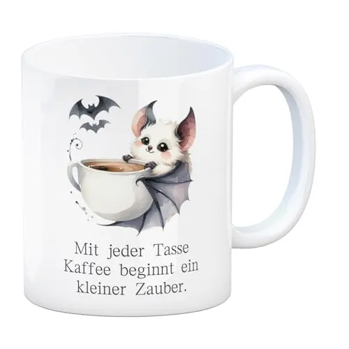 niedliche Fledermaus mit Kaffeetasse Kaffeebecher mit Spruch Jede Tasse Kaffee birgt Zauber niedlich süß Cartoon Tasse Tier mit großen Ohren und Flügeln