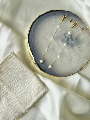 Purelei® Dewdrop Ohrringe – Elegante Hänger mit Muschelperlen - Ohrringe für Damen, zarte Hänger aus 18K vergoldetem Edelstahl, perfekt für festliche Anlässe und leichte Eleganz mit Muschelperlen.