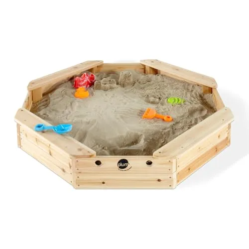 Plum Sandkasten Treasure Beach aus Holz – Achteckiger Outdoor-Sandkasten mit Sitzbänken - Sandspielzeug für Kinder, aus hochwertigem, nachhaltig angebautem Holz mit abgerundeten Kanten und integrierten Holzbänken für gemeinsames Spielen im Freien.