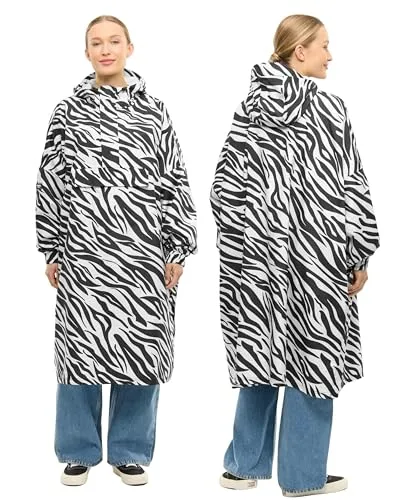 LARKSON Zebra Regenponcho für Damen und Herren - Wasserdicht und Kompakt - Der LARKSON Regenponcho bietet mit 10.000 mm Wassersäule und verschweißten Nähten optimalen Schutz bei Regen. Er ist leicht verstaubar und bietet durch Belüftungsösen hohen Tragekomfort für Outdoor-Aktivitäten.
