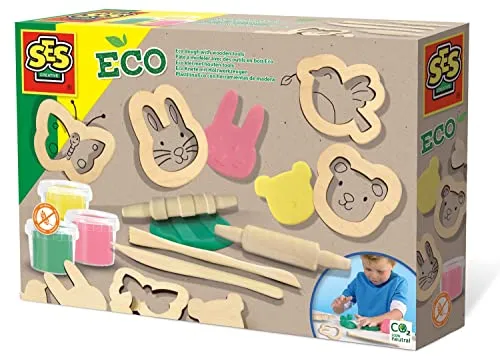SES Creative 24917 – Eco Knete Set mit Holzwerkzeugen - Kreatives Knetset für Kinder ab 3 Jahren mit 3 Farben, Holzwerkzeugen und Formen zur Förderung von Motorik und Fantasie. Umweltfreundlich und sicher für kleine Hände.