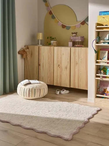 Lytte Waschbarer Kinderteppich Emilia Rosa 90x130 cm - Der waschbare Teppich für das Kinderzimmer vereint Funktionalität und Stil. Er sorgt für Gemütlichkeit und setzt farbenfrohe Akzente im Raum. Ideal für ein kinderfreundliches Ambiente.