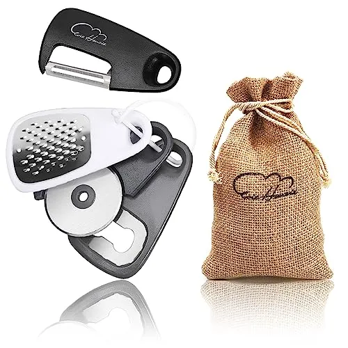 5-Teiliges Küchenhelfer-Set – Platzsparendes Küchenutensilien Käse, Schokoladenreibe, Obst-Gemüse-Schäler, Flaschenöffner, Pizzaschneider, Jutebeutel Mit Geschenkset Mit Kordelzug……