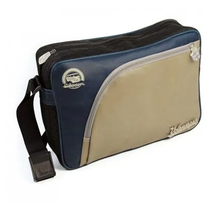 BRISA VW Collection - Vintage Unisex Messenger-Bag im T1 Bus Design - Messenger-Bag in Vintage Beige & Blau mit Reifenprofil, ideal für Alltag und Uni. Offizielles VW Lizenzprodukt, witterungsbeständig und mit vielen Innenfächern.