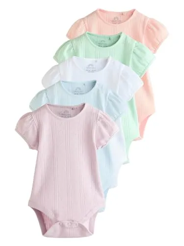 NEXT Kurzärmelige Babybodys mit Lochstickerei im 5er-Pack Pastels - Bodys für Baby-Jungen, aus superweicher Baumwolle mit Druckknopfverschluss und praktischer Umschlaghalsöffnung für einfaches An- und Ausziehen.