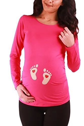 M.M.C. Fußabdrücke Baby mit Herz - Umstandsshirt für Schwangere - Trendiges T-Shirt für Schwangere mit süßem Fußabdruck-Motiv, seitlichen Raffungen und bequemem Stretchmaterial für optimalen Tragekomfort während der Schwangerschaft.