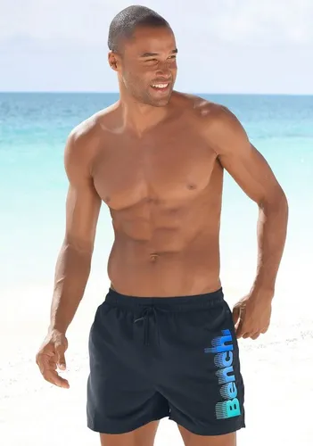 Badeshorts BENCH. Herren Gr. S (46/48) Blau - Herren-Bademode in Marineblau mit elastischem Bund und praktischem Innenslip. Ideal für Strand und Schwimmbad, ausgestattet mit seitlichen Eingrifftaschen und einem großen Logo-Aufdruck.
