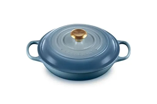 Le Creuset Signature Gusseisen Gourmet-Profitopf Ø 26 cm - Vielseitiger Gusseisen Schmortopf für alle Herdarten, inkl. Induktion. Ideal zum Anbraten und Überbacken, mit gleichmäßiger Wärmeverteilung. Hochwertige Verarbeitung für energieeffizientes Garen und einfaches Reinigen.