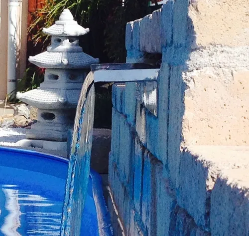 Elegantes Wasserfall Set 30 cm aus Edelstahl mit LED-Beleuchtung - Teichdekorationen - Bringen Sie Bewegung in Ihren Garten mit diesem hochwertigen Edelstahl-Wasserfall. Inklusive warmweißer LED-Beleuchtung für ein stilvolles Ambiente!