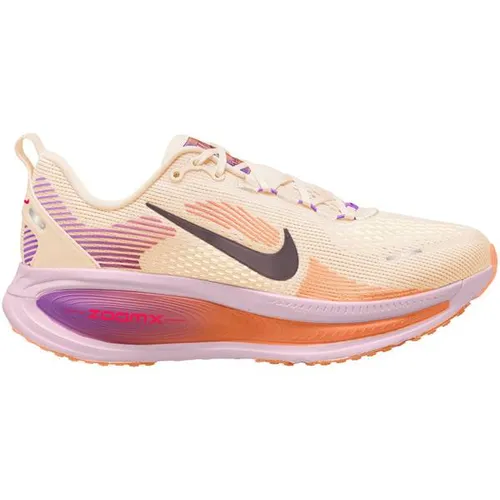 NIKE VOMERO 18 Laufschuhe Damen Chalk/Tattoo-Pink Foam-Bright Violet 40 HM6804-113.085 - Nike Vomero 18 – Hohe Dämpfung für maximalen Laufkomfort. Ideal für lange Strecken und Regenerationsläufe. Atmungsaktives Mesh-Obermaterial sorgt für angenehmen Tragekomfort.