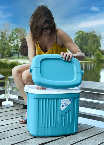 EDA Kühlbox Iceberg Blau 32 L - Kühlbox für Picknick, Strand und Grillpartys, mit automatischem Deckelverschluss und nutzbarem Deckel als Tablett, ideal für 2-Liter-Flaschen.