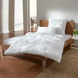 Traumschlaf Faserdecke Quallofil medium 135x200 cm - Bettdecke mit 100% Baumwollbezug und Aloe Vera, bietet ein ausgeglichenes Schlafklima, allergikerfreundlich und waschbar bis 60°C, für ganzjährigen Komfort.