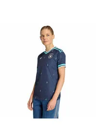 ADIDAS Damen Trikot Deutschland 26 Auswärts - Stylisches Auswärtstrikot für Damen, inspiriert von der Erfolgsgeschichte der deutschen Fußballnationalmannschaft. Mit Climacool-Technologie für ein angenehmes Tragegefühl und optimalen Komfort beim Spiel oder auf der Tribüne.