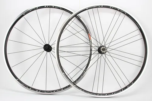 Campagnolo Calima C17 Laufradsatz 28 Zoll - Hochwertiger Laufradsatz für Rennräder, leicht mit nur ca. 1920g und kompatibel mit Campagnolo 9-12 Fach Kassetten. Ideal für sportliche Fahrer, die Geschwindigkeit und Leistung suchen.