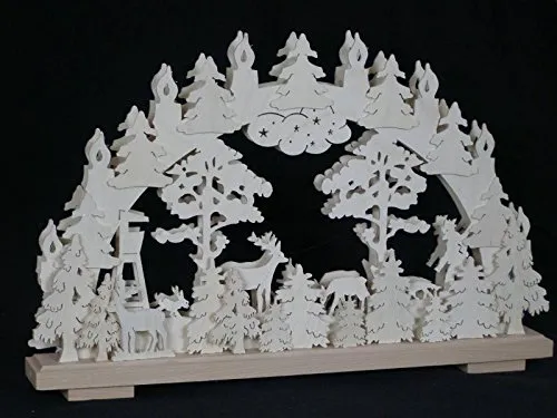 Rudolphs Schatzkiste Schwibbogen mit Waldmotiv - Weihnachtlicher Zierschmuck, filigrane Holzverarbeitung mit Jäger und Tieren, sorgt für eine gemütliche Atmosphäre durch das beruhigende Licht der Kerzen.