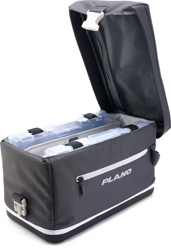 PLANO Weekend EU 3500 SoftSider Slate 22x43x23cm - Praktische Angelbox für Süßwasserfische, vielseitig einsetzbar und ideal für den Transport Ihrer Angelausrüstung. Maße: 22x43x23 cm.