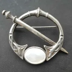 Drachensilber Brosche Fibel aus 925 Silber mit Perlmutt in silber von Drachensilber