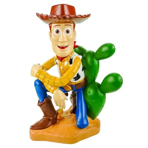 Christmas Inspirations Gartenfigur Woody Toy Story – Offizielle Disney Dekofigur 41cm - AUTHENTISCHES DISNEY DESIGN – Diese detailreiche Woody Figur von Christmas Inspirations ist perfekt für Garten, Terrasse und Balkon. ROBUSTES POLYRESIN – Hochwertiges Material sorgt für Langlebigkeit und tolle Optik. IDEALES GESCHENK für Fans!