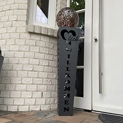 Dekosäule Herzlich Willkommen aus Metall - Grau - Moderne Dekosäule für Innen- und Außenbereich, ideal als stilvolle Begrüßung für Garten oder Balkon. Hochwertige Verarbeitung aus beschichtetem Stahl.