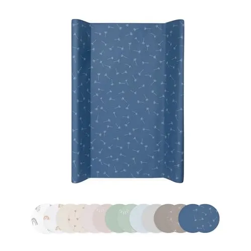 Ehrenkind® Abwaschbare Wickelauflage mit Keil - Jeansblau Pusteblume, 50x70 cm - ABWASCHBAR & PFLEGELEICHT – Die Wickelauflage überzeugt durch wasserabweisende Oberfläche, die schnell gereinigt werden kann. SICHERER KOMFORT – Die gepolsterte Unterlage bietet deinem Baby eine angenehme Wickelerfahrung.