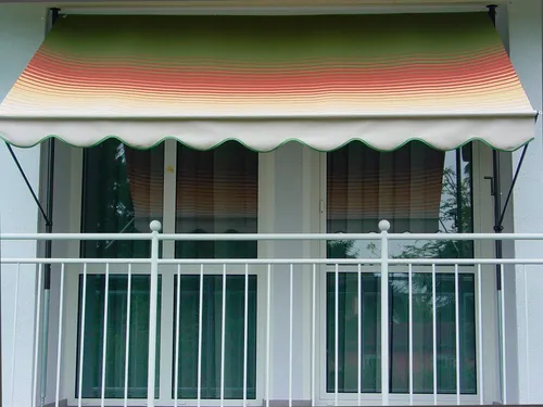 Angerer Freizeitmöbel Klemmmarkise 400 cm - grün/rot/gelb - Außenanbau mit UV-Schutzfaktor UPF 40, ideal für sonnige Tage. Einfache Selbstmontage und stilvolle gestreifte Optik.