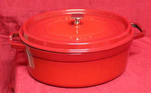 STAUB France Cocotte 33 cm oval - Gusseisen Bräter in Rot - Gartöpfe & Bräter mit 6,7 Liter Kapazität, ideal für langsames Garen und perfekte Ergebnisse auf Gas, Induktion oder Elektroherden.
