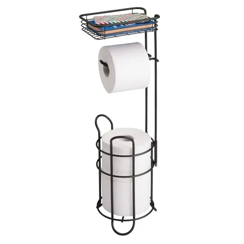 mDesign Toilettenpapierhalter – eleganter WC-Rollen-Halter mit Regal in mattschwarz - Praktischer und eleganter Toilettenpapierhalter mit Regal für bis zu 3 Rollen sowie zusätzlichen Stauraum. Aus langlebigem, pflegeleichtem Metall – ideal für jedes Badezimmer!