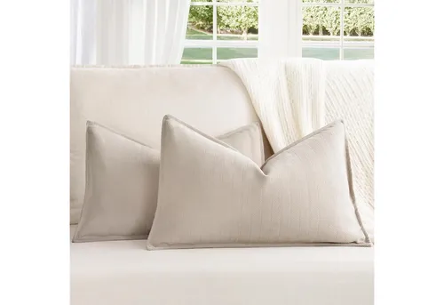 LuxusKollektion Chenille Kissenbezüge Beige 30 x 50 cm – 2er Set - Verleihe deinem Zuhause mit diesen eleganten Kissenbezügen aus Chenille in Beige einen Hauch von Luxus. Die Maße 30 x 50 cm passen perfekt in jedes Ambiente und sind pflegeleicht sowie vielseitig einsetzbar.