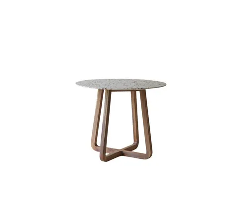 Tikamoon Esstisch Runder Tisch Elio Brown aus Premium-Terrazzo und massivem Akazienholz - Genießen Sie stilvolle Mahlzeiten am runden Tisch Elio Brown von Tikamoon. Mit Platz für bis zu 4 Personen und einem einzigartigen Materialmix aus FSC®-zertifiziertem Akazienholz und Premium-Terrazzo ist er der perfekte Blickfang für Ihr Zuhause.