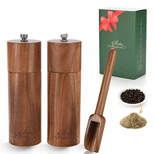Oleio Buxtehude Kollektion Salz- und Pfeffermühle Igel - Küchenhelfer aus massivem Akazienholz mit langlebigem Keramikmahlwerk für perfekte Mahlergebnisse und stufenlose Mahlstärke. Inklusive Gewürzlöffel für einfaches Befüllen.