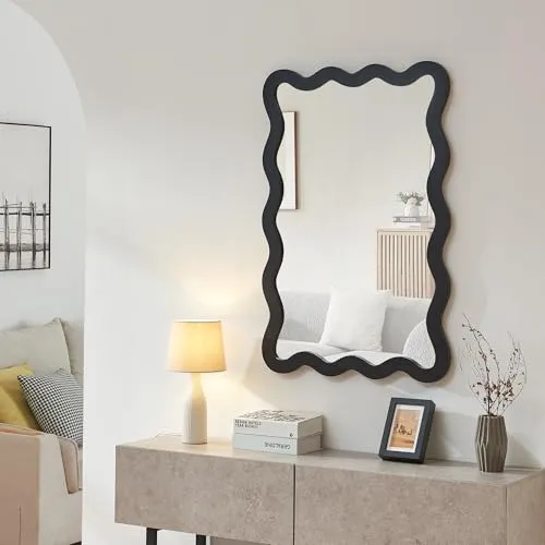 [en.casa] Wandspiegel Koster mit Wellenrahmen 90 x 60 cm - Dekorativer Wandspiegel in elegantem Wellenrahmen, ideal für Flur und Bad. Kristallklare Spiegelung und flexible Montageoptionen für jeden Raum.