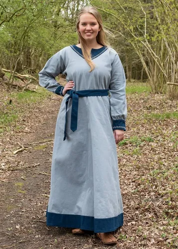 Battle Merchant Wikinger Kleid Jona, blaugrau, Gr. M - Kostüm für historische Nachstellungen, bodenlanges Wikinger Kleid aus robustem Baumwollstoff mit handgefertigten Stickereien und authentischem Schnitt, ideal für Mittelalter-Events.
