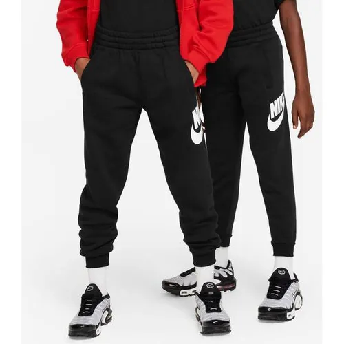NIKE Kinder Hose K NSW CLUB FLC JGGR HBR - Modische Hosen für Kinder, aus leichtem Club Fleece für optimale Wärme und Komfort beim Spielen und Sport. Klassisches Design für einfaches An- und Ausziehen.