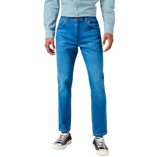Wrangler ALL TERRAIN GEAR X Wrangler Larston PANTS - Slim Fit Jeans in Rustic Blau, aus innovativem Free To Stretch Material für maximale Bewegungsfreiheit und Komfort.