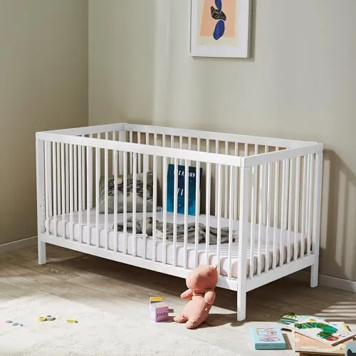 Babybett Gitterbett 70x140 höhenverstellbar mit herausnehmbaren Sprossen - Hochwertiges Buchenholzbett für Kinder von Geburt bis 6 Jahre, mit neunfach verstellbarem Lattenrost und optionaler Matratze. Made in Europe für maximale Sicherheit und Qualität.