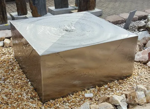 Edelstahl Brunnenquader 40x40x20 cm Komplettset - Spring- & Zierbrunnen mit integrierter Pumpe und Becken, ideal für stilvolle Gartengestaltung und entspannende Wassergeräusche.