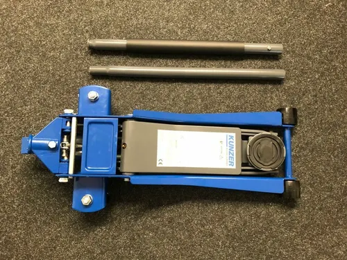 Kunzer WK1075FSH Rangierwagenheber 2.0T - Hydraulischer Wagenheber mit 2 t Traglast, ideal für SUV und PKW. Besonders flach mit einer Hubhöhe von 75-505 mm und schneller Hub durch Fußpedal. Sicheres Absenken unter Last für höchste Sicherheit.