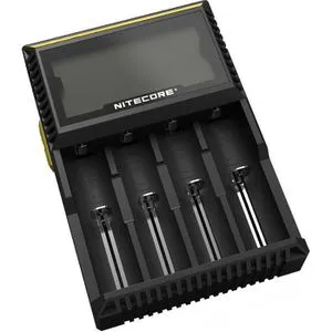 Nitecore Digicharger D4 Akku-Ladegerät - Universal Ladegerät für AA, AAA, C, 18650 bis 26650 Akkus mit 4 Ladeschächten und Display zur Anzeige von Ladezustand und -zeit. Ideal für schnelles und sicheres Laden.