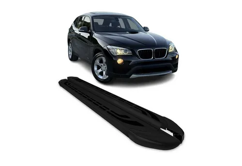 OMAC Kfz-Schmutzfänger Seitenschweller für BMW X1 (2009-2015) - 2-teiliges Set aus hochwertigem Aluminium, rutschfest und aerodynamisch. Perfekt für optimalen Schutz und stilvolle Akzente an Ihrem BMW X1.
